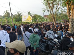 Ratusan Suporter Serbu Omah PSS, Teriakkan Dejan Out Ratusan Suporter Serbu Omah PSS, Teriakkan Dejan Out