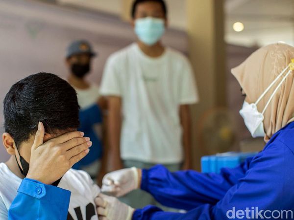 Ratusan Siswa SMK di Bekasi Ramai-ramai Ikut Vaksinasi COVID-19