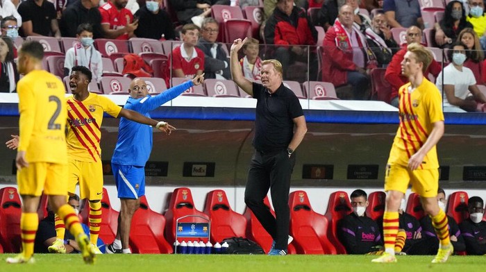 Barcelonas head coach Ronald Koeman, centre, gestures during a Group E Champions League soccer match between Benfica and Barcelona at the Luz stadium in Lisbon, Portugal, Wednesday, Sept. 29, 2021. (AP Photo/Armando Franca)
