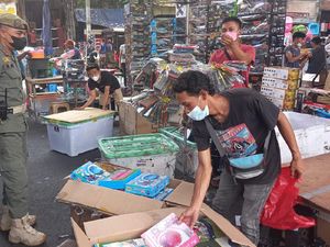 Kerap Bikin Macet, PKL di Pasar Pagi Asemka Dibubarkan Satpol PP Kerap Bikin Macet, PKL di Pasar Pagi Asemka Dibubarkan Satpol PP