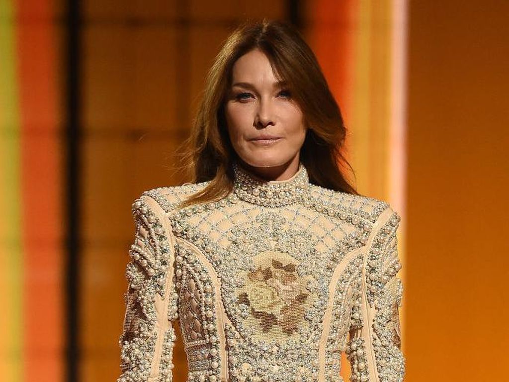 Potret Memesona Eks Ibu Negara Prancis Hingga Naomi Campbell di Show Balmain Potret Memesona Eks Ibu Negara Prancis Hingga Naomi Campbell di Show Balmain