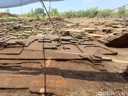 Arkeolog Temukan Gerbang dan Benteng Istana Paman Hayam Wuruk