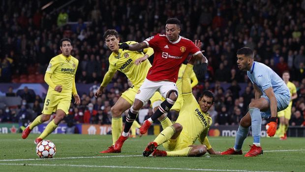 Soccer Football - Champions League - Group F - Manchester United v Villarreal - Old Trafford, Manchester, Britain - September 29, 2021 Manchester United's Jesse Lingard in action with Villarreal's Geronimo Rulli REUTERS/Phil Noble