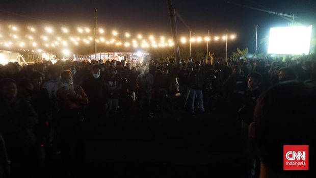 Suporter klub PS Sleman mengepung Kantor Manajemen PSS atau Omah PSS di Sariharjo, Ngaglik, Sleman, Kamis (30/9)