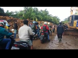 Sempat Terputus, Jalan Tertimpa Longsor di Bengkulu Tengah Kini Bisa Dilalui