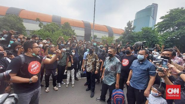 Kepergian 57 pegawai yang dinyatakan gagal tes wawasan kebangsaan (TWK), diwarnai suasana haru saat mereka resmi keluar bersama dari gedung KPK. Kepergian mereka dilepas oleh para pegawai aktif.