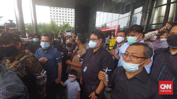 Kepergian 57 pegawai yang dinyatakan gagal tes wawasan kebangsaan (TWK), diwarnai suasana haru saat mereka resmi keluar bersama dari gedung KPK. Kepergian mereka dilepas oleh para pegawai aktif.