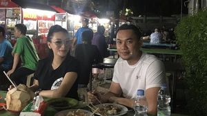  Zaskia Gotik  Hobi Kulineran Makanan Kaki Lima Bareng Suami
