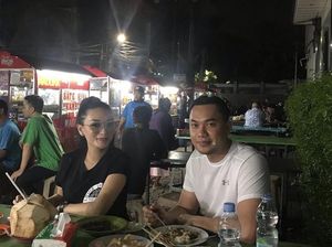 Zaskia Gotik  Hobi Kulineran Makanan Kaki Lima Bareng Suami  Zaskia Gotik  Hobi Kulineran Makanan Kaki Lima Bareng Suami