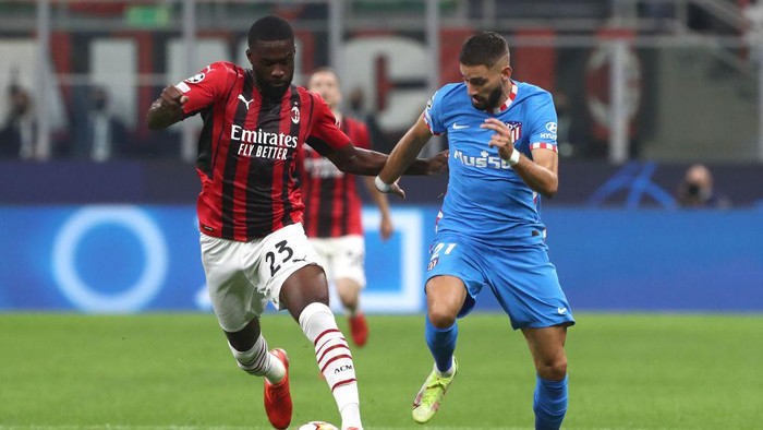 MILAN, ITALY - SEPTEMBER 28: Fikayo Tomori of AC Milan competes for the ball with Yannick Carrasco of Atletico Madrid during the UEFA Champions League group B match between AC Milan and Atletico Madrid at Giuseppe Meazza Stadium on September 28, 2021 in Milan, Italy. (Photo by Marco Luzzani/Getty Images)