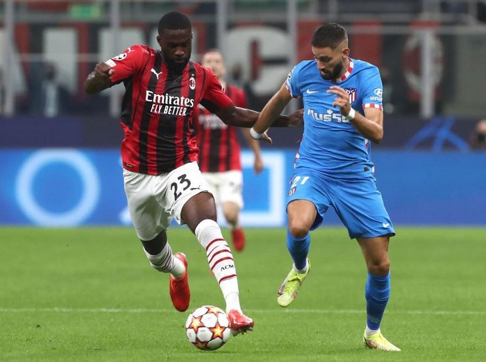 MILAN, ITALY - SEPTEMBER 28: Fikayo Tomori of AC Milan competes for the ball with Yannick Carrasco of Atletico Madrid during the UEFA Champions League group B match between AC Milan and Atletico Madrid at Giuseppe Meazza Stadium on September 28, 2021 in Milan, Italy. (Photo by Marco Luzzani/Getty Images)