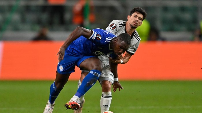 WARSAW, POLAND - SEPTEMBER 30: Boubakary Soumare of Leicester City holds off Andre Martins of Legia Warsaw during the UEFA Europa League group C match between Legia Warszawa and Leicester City at Wojska Polskiego Stadium on September 30, 2021 in Warsaw, Poland. (Photo by Adam Nurkiewicz/Getty Images)