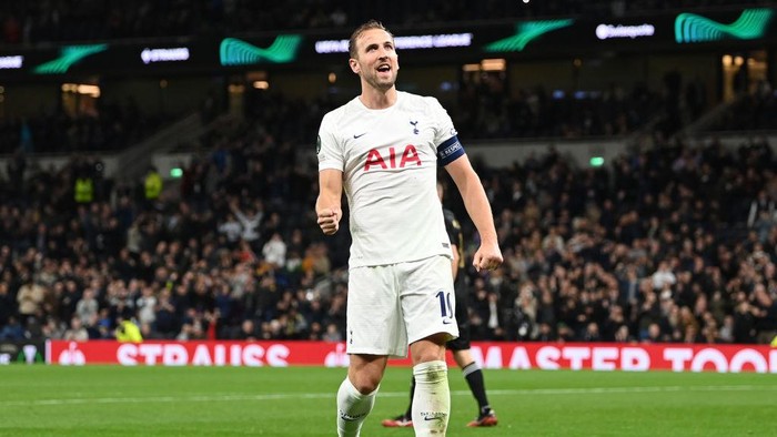 LONDON, ENGLAND - SEPTEMBER 30: Harry Kane of Tottenham Hotspur celebrates after scoring their sides fifth goal during the UEFA Europa Conference League group G match between Tottenham Hotspur and NS Mura at Tottenham Hotspur Stadium on September 30, 2021 in London, England. (Photo by Shaun Botterill/Getty Images)