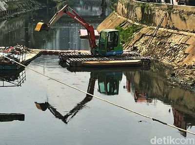 Jorok! Air Kali Sunter Berwarna Hitam Pekat dan Bau