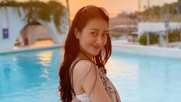 Pesona Dokter Alexandra Clarin Hayes, Buka Klinik Tendean