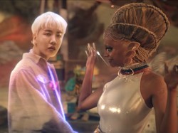 Coldplay dan BTS Syuting Bareng Alien, Ini Dua Model yang Bikin ARMY Cemburu