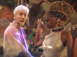Coldplay dan BTS Syuting Bareng Alien, Ini Dua Model yang Bikin ARMY Cemburu Coldplay dan BTS Syuting Bareng Alien, Ini Dua Model yang Bikin ARMY Cemburu