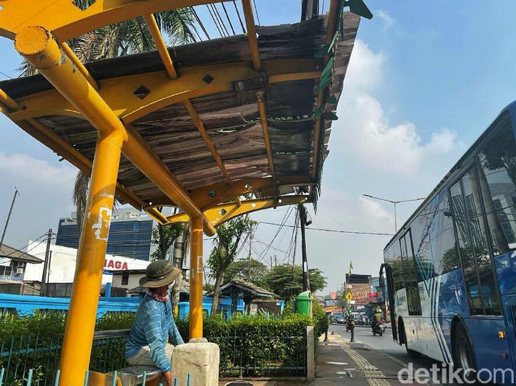 Memprihatinkan, Atap Halte Bus di Jatiwaringin Bolong