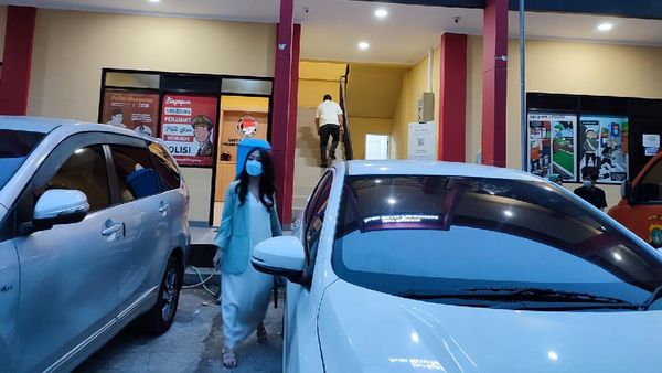 Penampakan Ayu Thalia Diperiksa di Polsek Penjaringan