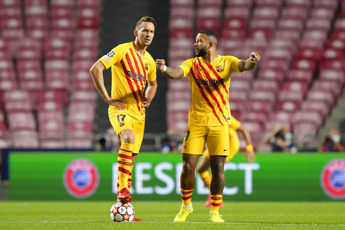 Barcelona Barcelona's Luuk de Jong, left and Barcelona's Memphis Depay prepare to kick-off after Benfica scored the opening goal during a Group E Champions League soccer match between Benfica and Barcelona at the Luz stadium in Lisbon, Portugal, Wednesday, Sept. 29, 2021. (AP Photo/Armando Franca)