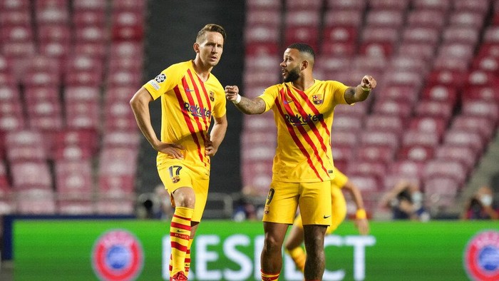 Barcelonas Luuk de Jong, left and Barcelonas Memphis Depay prepare to kick-off after Benfica scored the opening goal during a Group E Champions League soccer match between Benfica and Barcelona at the Luz stadium in Lisbon, Portugal, Wednesday, Sept. 29, 2021. (AP Photo/Armando Franca)