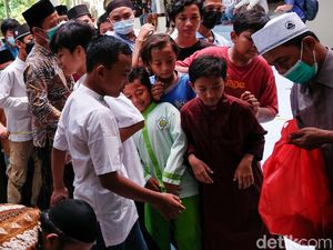 Bocah Berdesakan Antre Makanan Usai Salat Jumat di Simprug