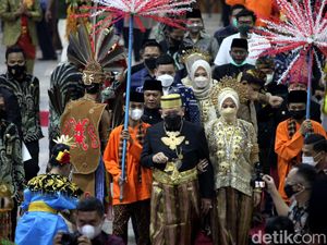 Deretan Baju Adat Semarakan HUT DPD RI ke-17 Deretan Baju Adat Semarakan HUT DPD RI ke-17