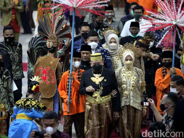 Deretan Baju Adat Semarakan HUT DPD RI ke-17
