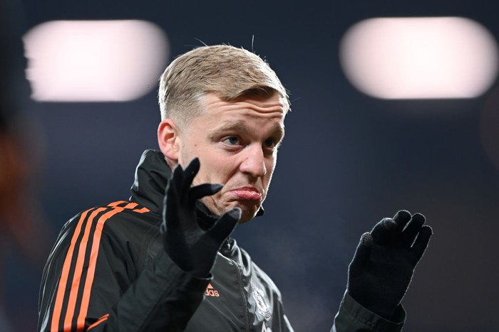 MANCHESTER, ENGLAND - JANUARY 27: Donny van de Beek of Manchester United warms up prior to the Premier League match between Manchester United and Sheffield United at Old Trafford on January 27, 2021 in Manchester, England. Sporting stadiums around the UK remain under strict restrictions due to the Coronavirus Pandemic as Government social distancing laws prohibit fans inside venues resulting in games being played behind closed doors. (Photo by Laurence Griffiths/Getty Images)