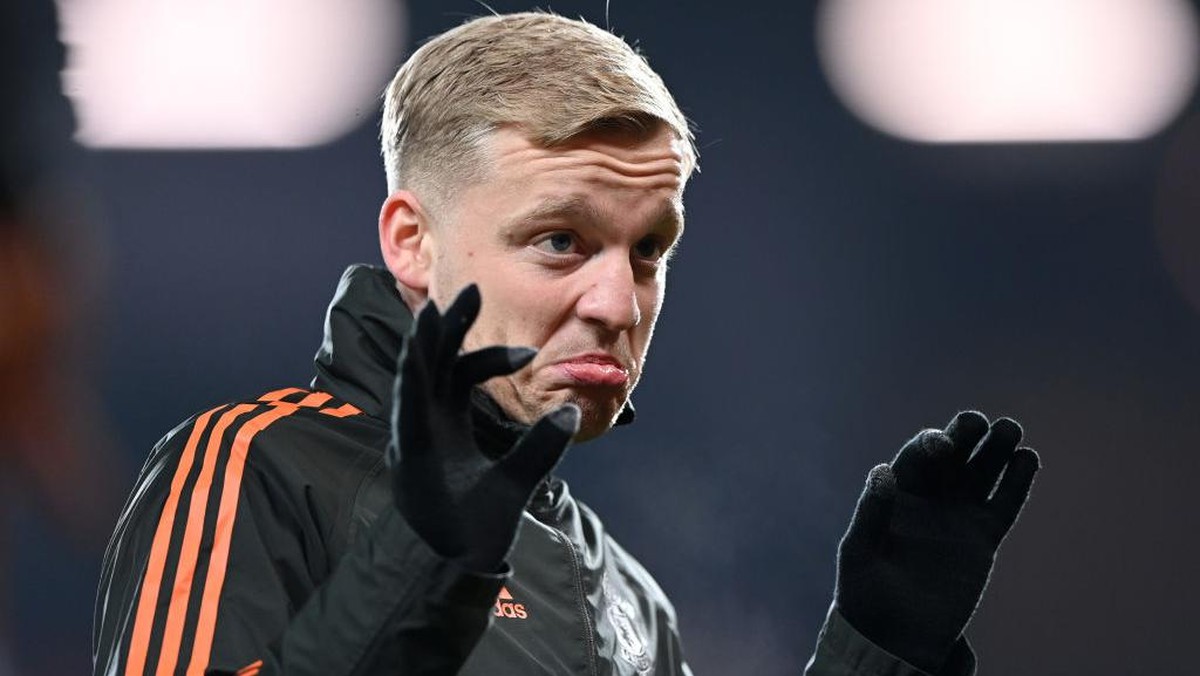 Pelakuan Ole Gunnar Solskjaer ke Donny Van de Beek dikecam. (Foto: Getty Images/Laurence Griffiths)