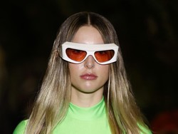 Lihat Aksi Perdana Putri Steve Jobs Berlenggang di Paris Fashion Week