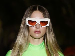 Lihat Aksi Perdana Putri Steve Jobs Berlenggang di Paris Fashion Week Lihat Aksi Perdana Putri Steve Jobs Berlenggang di Paris Fashion Week