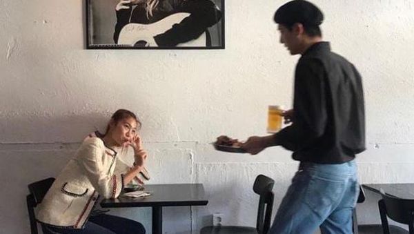 Squid Game Viral, Ini Momen HoYeon Jung Pemeran Sae Byeok Saat Nyantai di Kafe