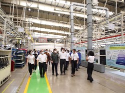 Gaya Luhut Jajal Mobil Listrik Buatan Wuling di Karawang