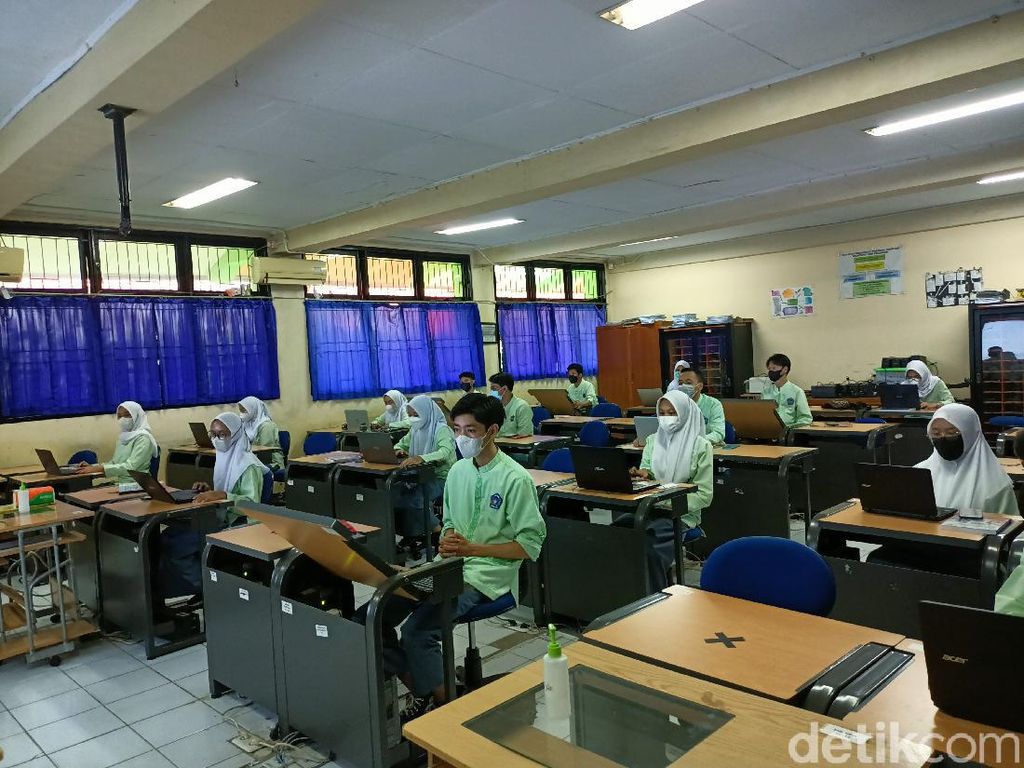 LaporCovid Ungkap Pelanggaran PTM: Sekolah Tak Taat Prokes-Paksaan Izin LaporCovid Ungkap Pelanggaran PTM: Sekolah Tak Taat Prokes-Paksaan Izin