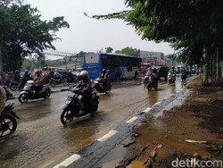 Pertigaan Hek Kramat Jati Tergenang, Air Kali Mengalir dari Kios Percetakan