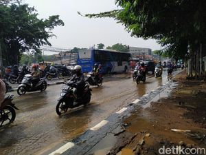 Pertigaan Hek Kramat Jati Tergenang, Air Kali Mengalir dari Kios Percetakan Pertigaan Hek Kramat Jati Tergenang, Air Kali Mengalir dari Kios Percetakan