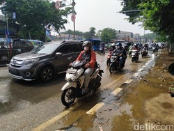 Jl Raya Bogor di Hek Kramat Jati Becek Tergenang, Pemotor Waswas Jatuh