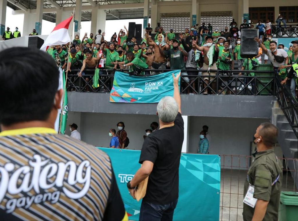 Dukung Tim Sepak Bola Jateng, Ganjar Justru Disambut Suporter Jatim Dukung Tim Sepak Bola Jateng, Ganjar Justru Disambut Suporter Jatim