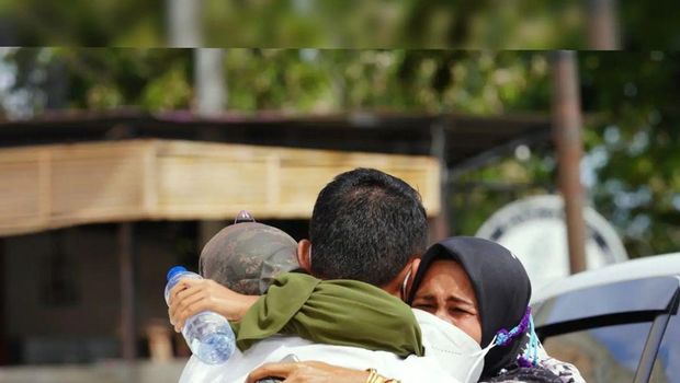 Ibu Antar Anak Tes CPNS