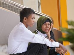 Potret Haru Pria yang Ditemani Ibu Saat Tes CPNS, Bikin Netizen Terharu