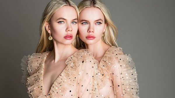 8 Foto Model Kembar yang Sering Diajak Bercinta Bersama Pria Hidung Belang