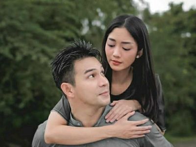 8 Kebersamaan Jonathan Frizzy & Ririn Dwi Ariyanti yang Diisukan Tengah Dekat