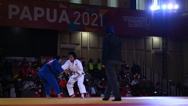 Judoka Papua Desi Rahayu (kiri) bertanding melawan judoka Jawa Barat Ardelia Yuli (kanan) dalam babak final nomor 63 kilogram putri Judo PON Papua di Graha Eme Neme Yauware, Timika, Kabupaten Mimika, Kamis (30/9/2021). Desi Rahayu menang dalam pertandingan itu sekaligus meraih medali emas, sementara medali perak diraih Ardelia Yuli. ANTARA FOTO/Aditya Pradana Putra/wsj.
