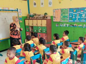 Semangat Kades di Lamongan Ngajar TK Tanpa Bayaran