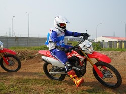 Kenapa Helm Motor Trail Punya Moncong Panjang dan Ada Topinya?