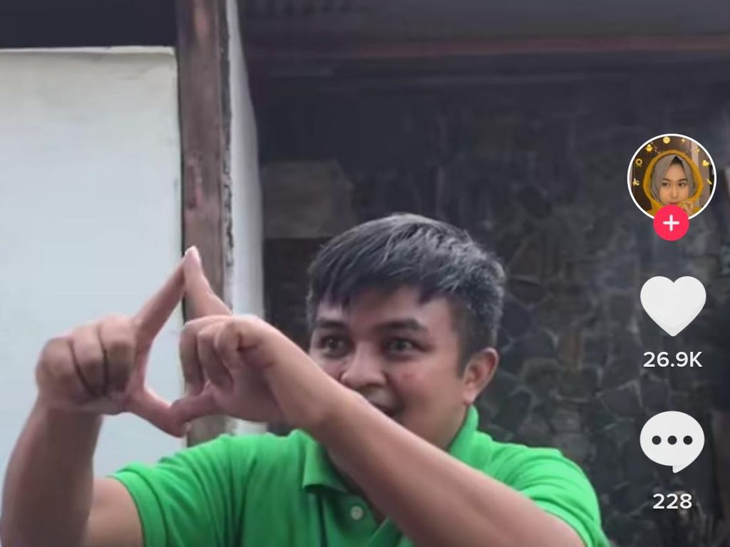 Keren! Meskipun Tuli, Cahyo Tetap Semangat Jualan Kopi Keliling Keren! Meskipun Tuli, Cahyo Tetap Semangat Jualan Kopi Keliling