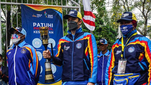 Taufik Hidayat hingga Boaz Solossa Kirab Api PON di Jayapura