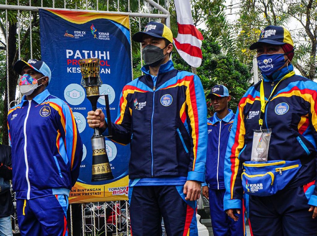 Taufik Hidayat hingga Boaz Solossa Kirab Api PON di Jayapura Taufik Hidayat hingga Boaz Solossa Kirab Api PON di Jayapura