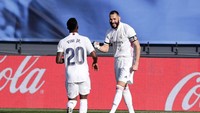 Karim Benzema (33 tahun) dan Vinicius Jr (21 tahun) menjadi juru gedor lini serang Real Madrid. Benzema pasti mengajari Vinicius caranya tokcer banget di depan gawang (Getty Images)